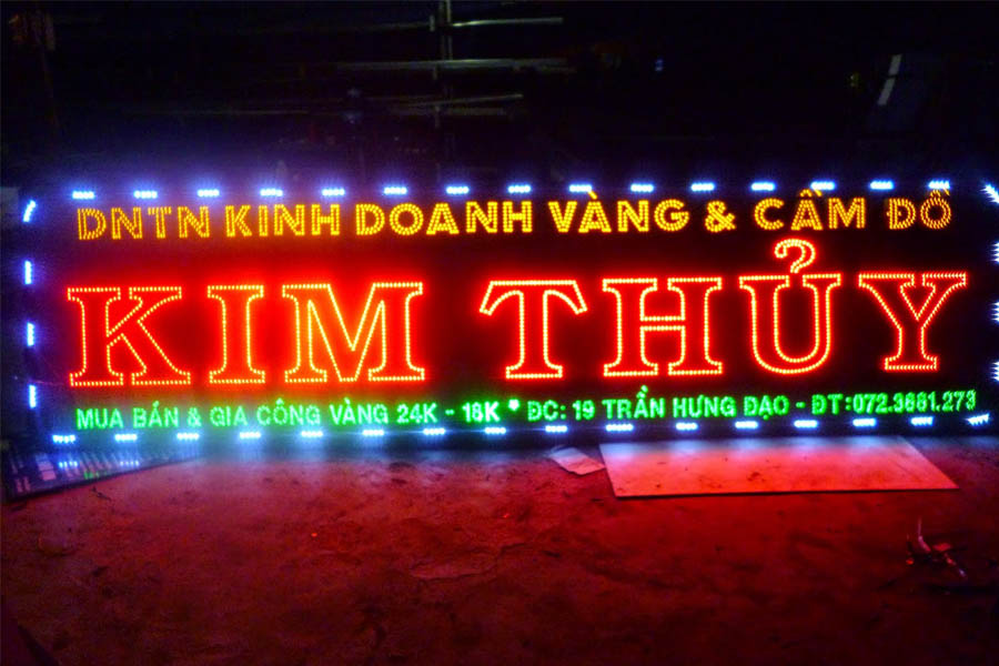 Den-led-chay-quang-cao-mau-4